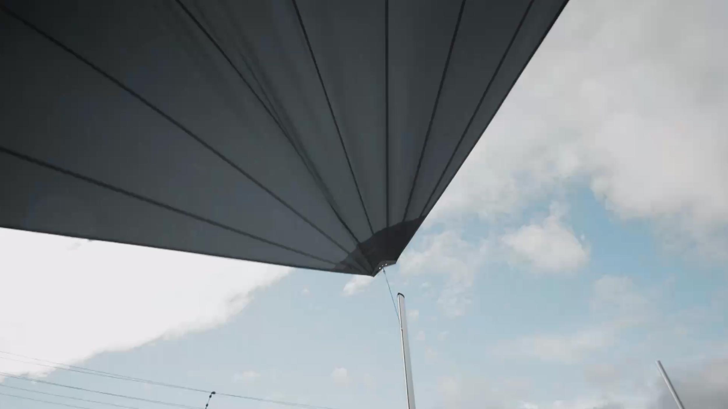 Innovatives Pylon-Design für maximale Effizienz und Nutzerfreundlichkeit! 