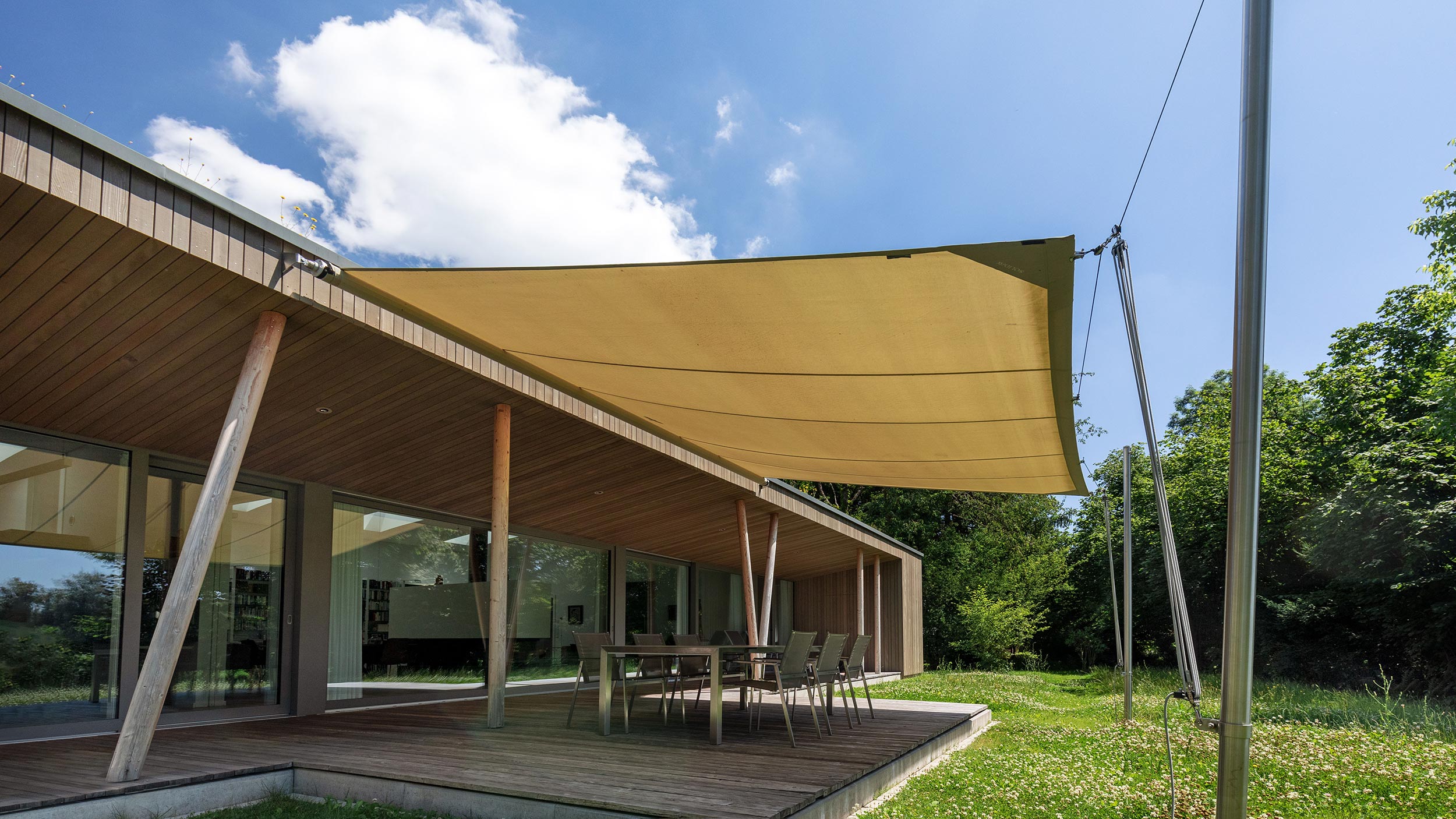 Mit SOLIDAY-CS stufenlos bis zu 56m² Schatten einstellen.