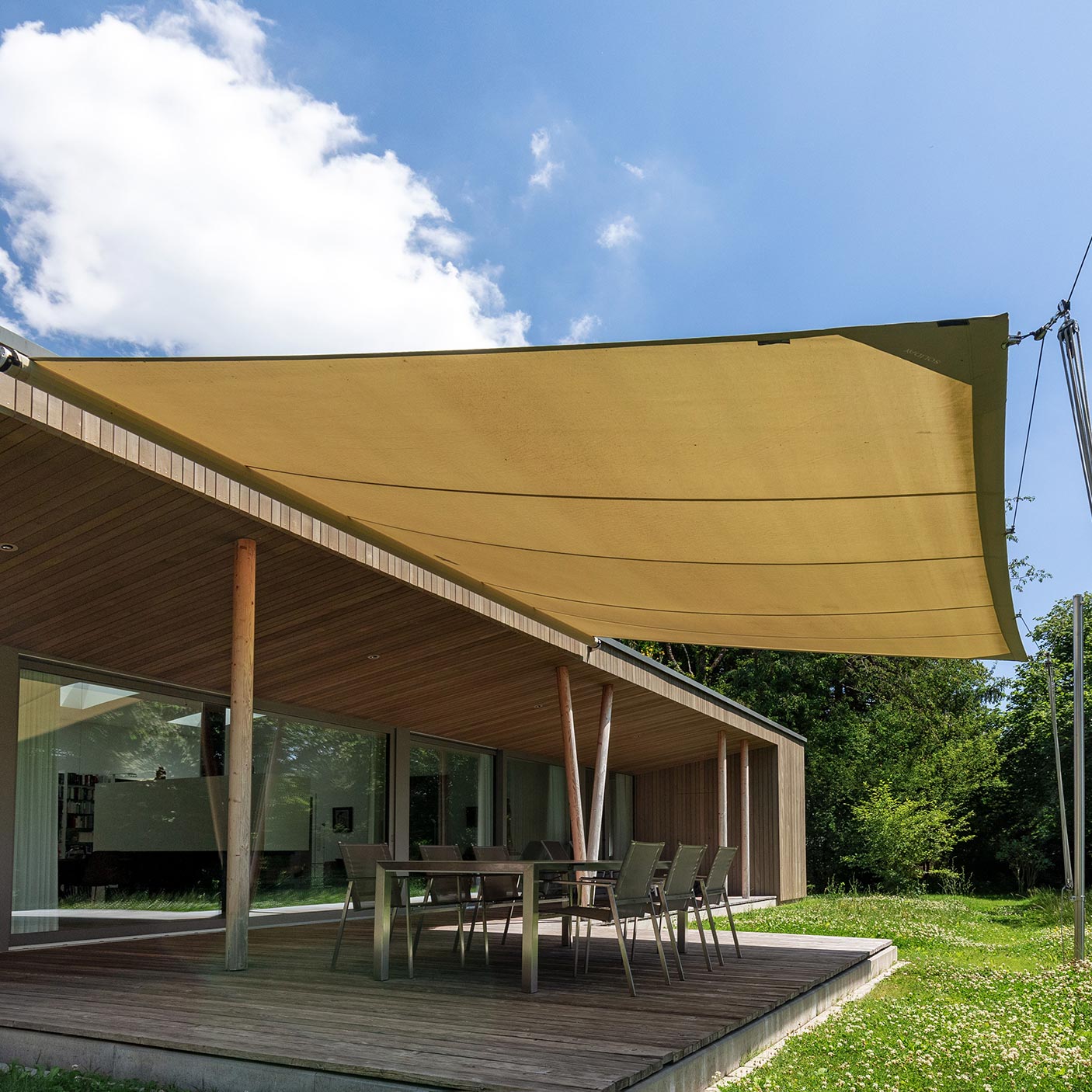 With SOLIDAY-CS, adjust the shade step-by-step up to 56m².