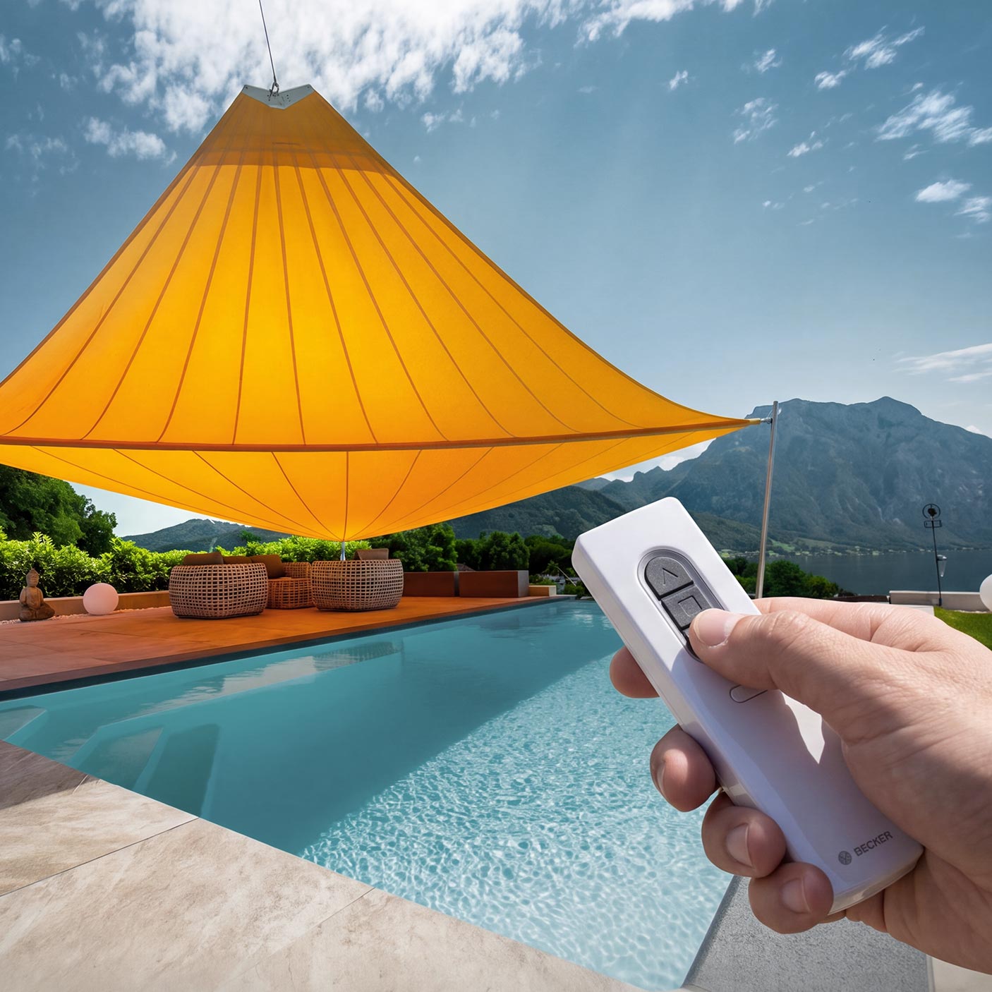 Comfort at the touch of a button – the remote control for your shade sail.